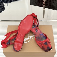 ChristinLouboutin/CL26WF新品 猪鼻子蝴蝶结高跟凉鞋 在时尚的舞台上CL始终是璀璨的明星 而这款猪 ChristinLouboutin/CL26WF新品 猪鼻子蝴蝶结高跟凉鞋 在时尚的舞台上CL始终是璀璨的明星 而这款猪