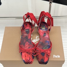 ChristinLouboutin/CL26WF新品 猪鼻子蝴蝶结高跟凉鞋 在时尚的舞台上CL始终是璀璨的明星 而这款猪 ChristinLouboutin/CL26WF新品 猪鼻子蝴蝶结高跟凉鞋 在时尚的舞台上CL始终是璀璨的明星 而这款猪