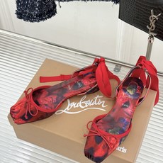 ChristinLouboutin/CL26WF新品 猪鼻子蝴蝶结高跟凉鞋 在时尚的舞台上CL始终是璀璨的明星 而这款猪 ChristinLouboutin/CL26WF新品 猪鼻子蝴蝶结高跟凉鞋 在时尚的舞台上CL始终是璀璨的明星 而这款猪