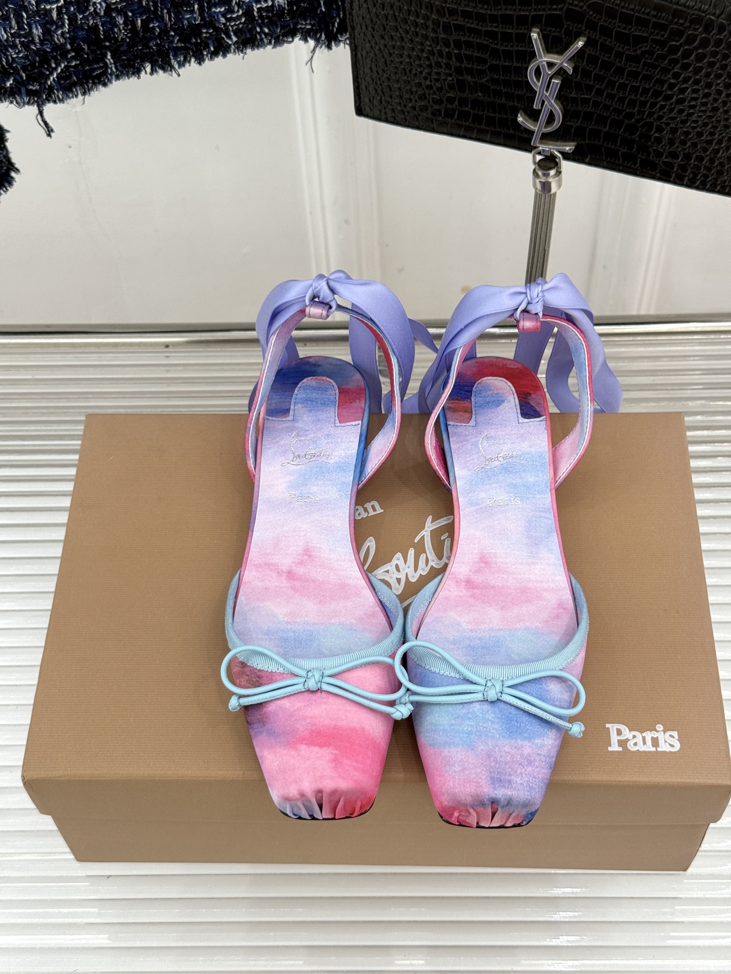 ChristinLouboutin/CL26WF新品 猪鼻子蝴蝶结高跟凉鞋 在时尚的舞台上CL始终是璀璨的明星 而这款猪 ChristinLouboutin/CL26WF新品 猪鼻子蝴蝶结高跟凉鞋 在时尚的舞台上CL始终是璀璨的明星 而这款猪