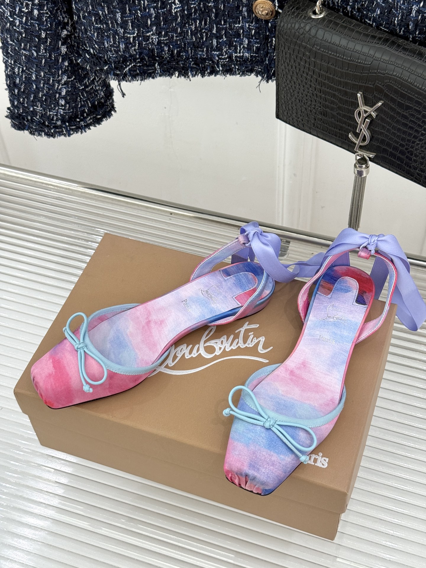 ChristinLouboutin/CL26WF新品 猪鼻子蝴蝶结高跟凉鞋 在时尚的舞台上CL始终是璀璨的明星 而这款猪 ChristinLouboutin/CL26WF新品 猪鼻子蝴蝶结高跟凉鞋 在时尚的舞台上CL始终是璀璨的明星 而这款猪