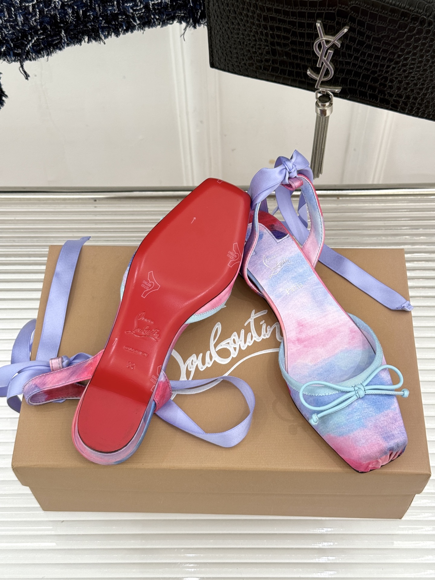 ChristinLouboutin/CL26WF新品 猪鼻子蝴蝶结高跟凉鞋 在时尚的舞台上CL始终是璀璨的明星 而这款猪 ChristinLouboutin/CL26WF新品 猪鼻子蝴蝶结高跟凉鞋 在时尚的舞台上CL始终是璀璨的明星 而这款猪