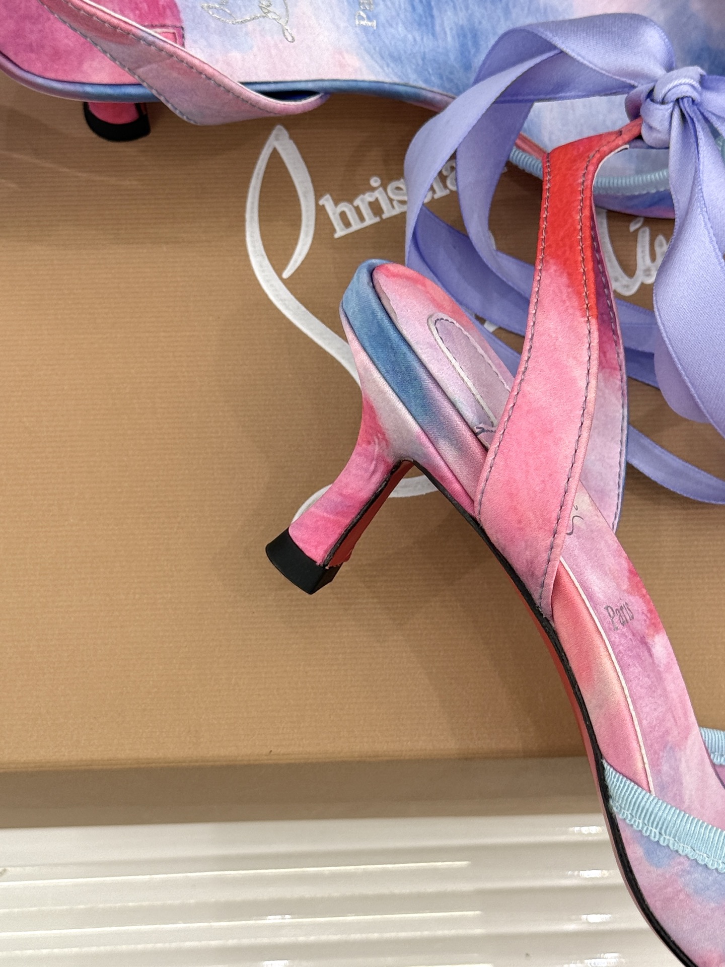ChristinLouboutin/CL26WF新品 猪鼻子蝴蝶结高跟凉鞋 在时尚的舞台上CL始终是璀璨的明星 而这款猪