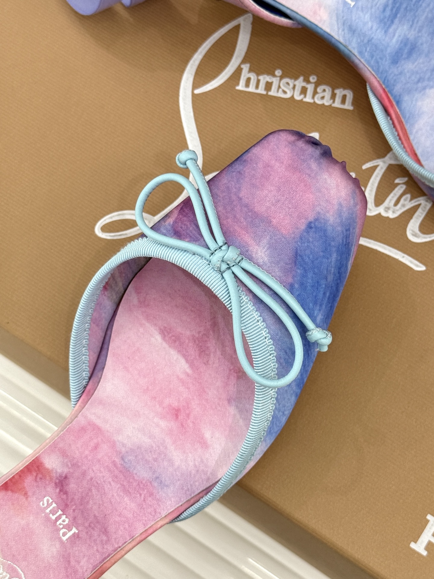 ChristinLouboutin/CL26WF新品 猪鼻子蝴蝶结高跟凉鞋 在时尚的舞台上CL始终是璀璨的明星 而这款猪