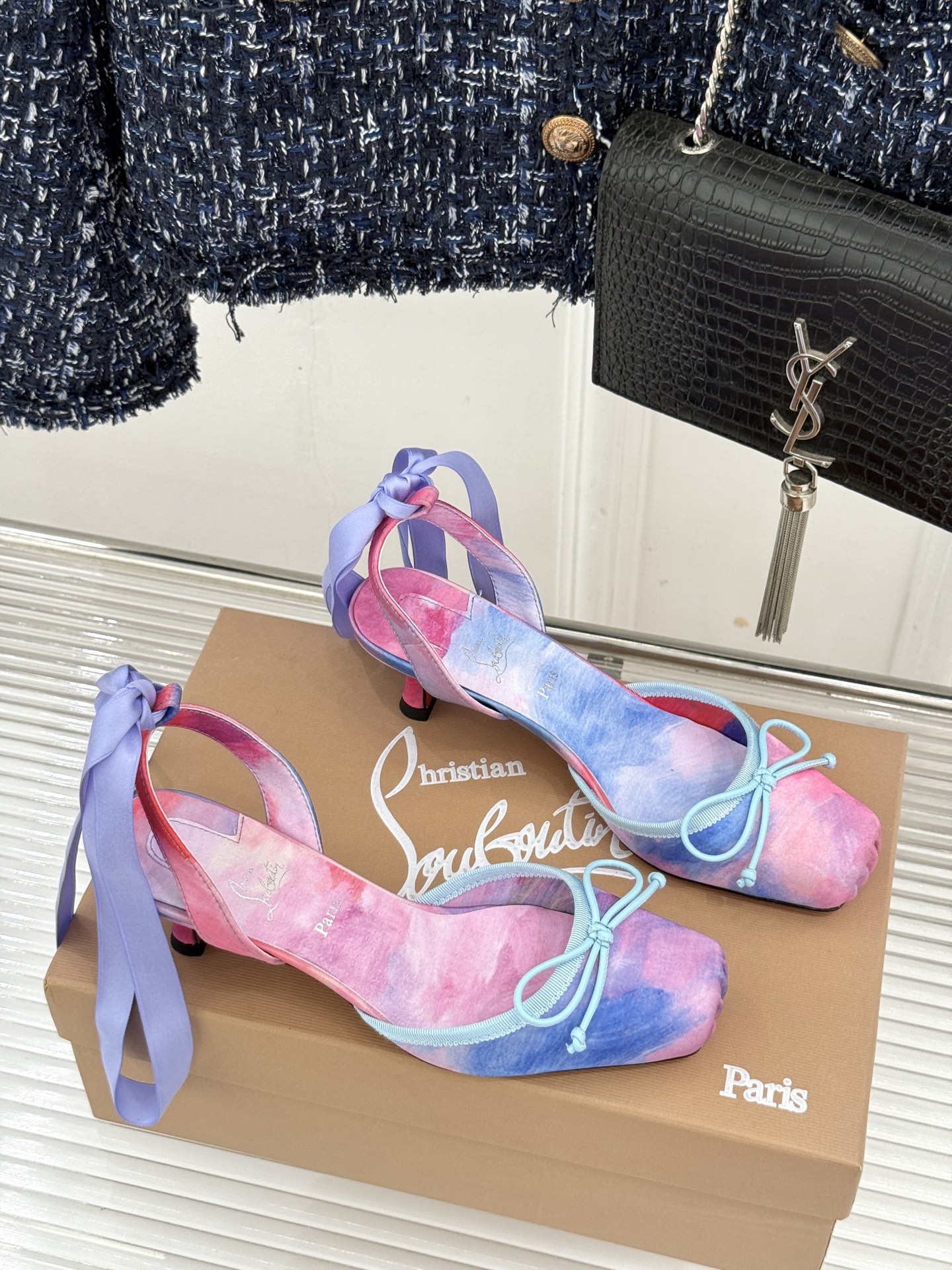 ChristinLouboutin/CL26WF新品 猪鼻子蝴蝶结高跟凉鞋 在时尚的舞台上CL始终是璀璨的明星 而这款猪