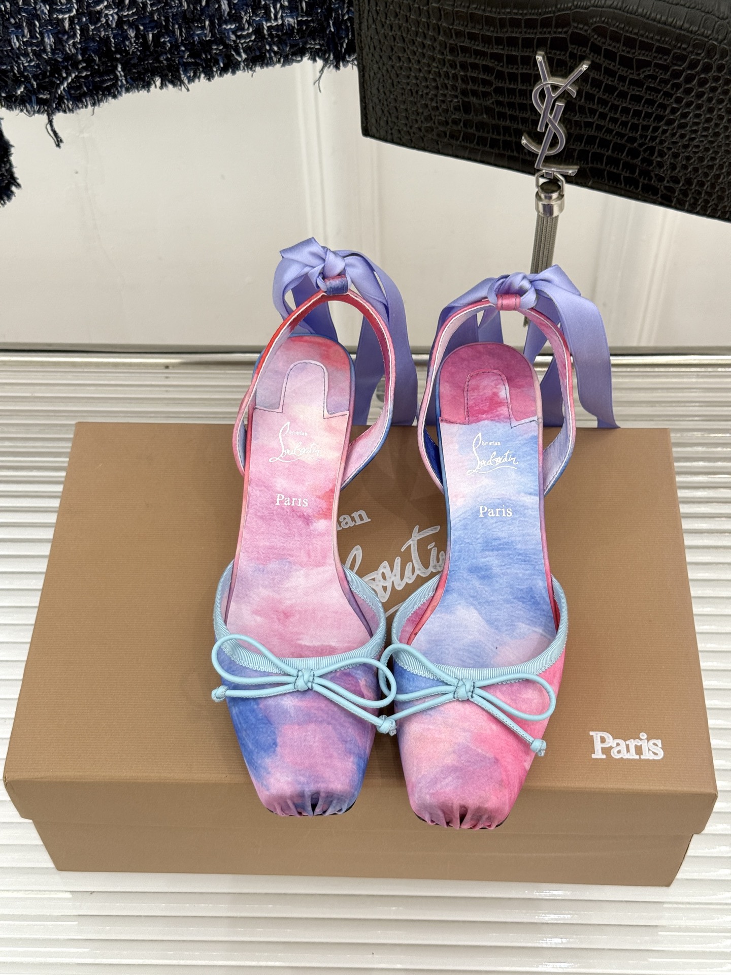ChristinLouboutin/CL26WF新品 猪鼻子蝴蝶结高跟凉鞋 在时尚的舞台上CL始终是璀璨的明星 而这款猪