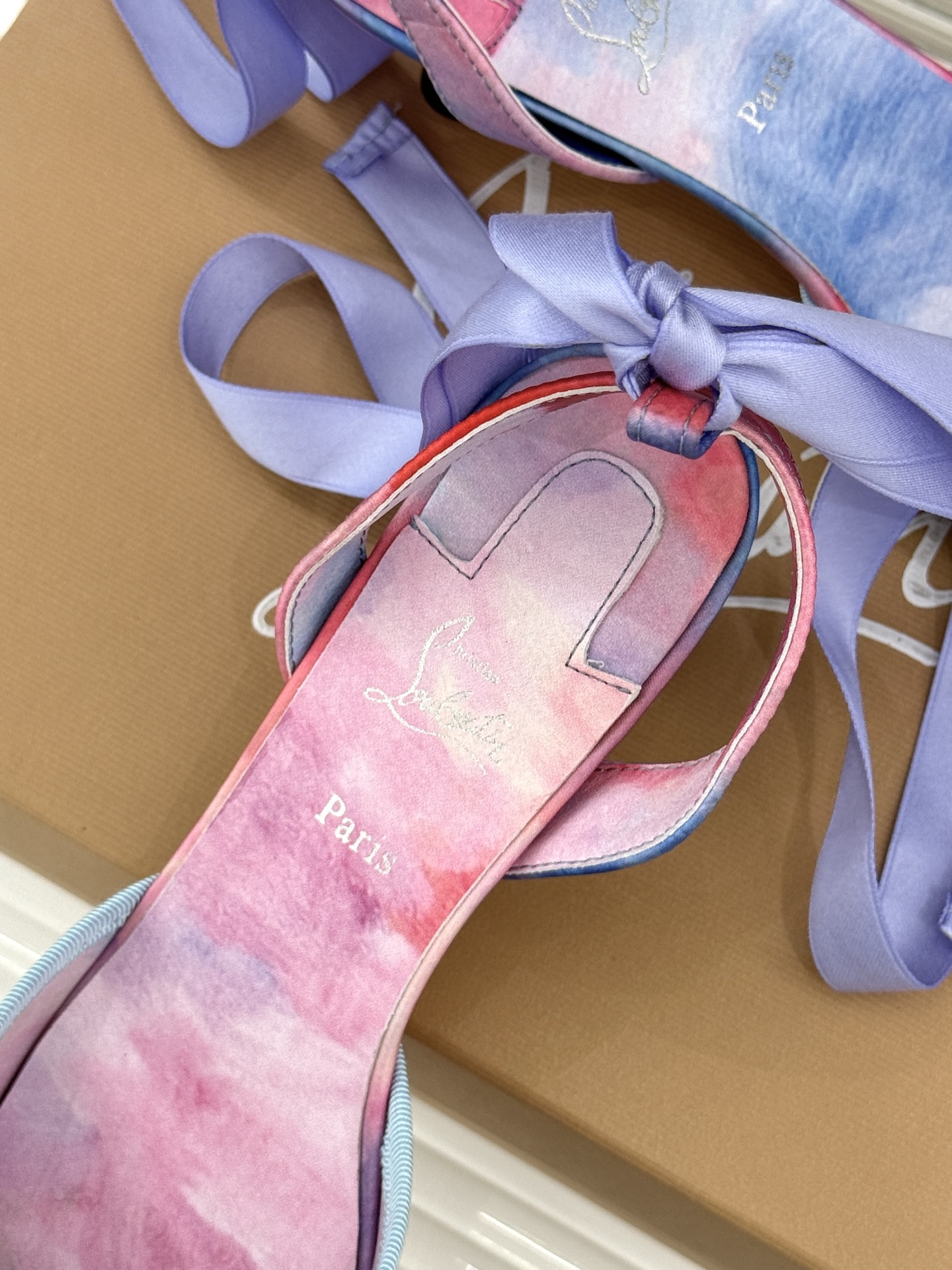 ChristinLouboutin/CL26WF新品 猪鼻子蝴蝶结高跟凉鞋 在时尚的舞台上CL始终是璀璨的明星 而这款猪