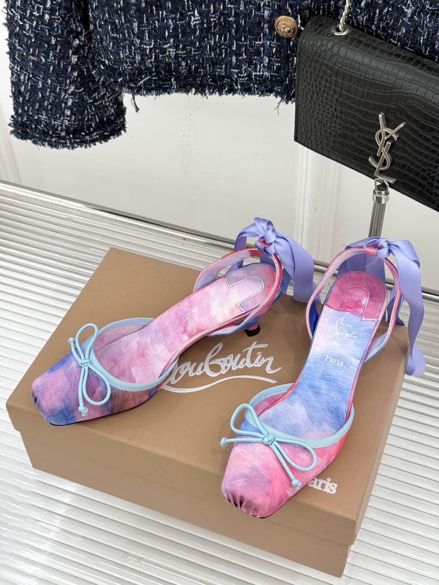 ChristinLouboutin/CL26WF新品 猪鼻子蝴蝶结高跟凉鞋 在时尚的舞台上CL始终是璀璨的明星 而这款猪