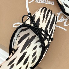 ChristinLouboutin/CL26WF新品 猪鼻子蝴蝶结高跟凉鞋 在时尚的舞台上CL始终是璀璨的明星 而这款猪 ChristinLouboutin/CL26WF新品 猪鼻子蝴蝶结高跟凉鞋 在时尚的舞台上CL始终是璀璨的明星 而这款猪