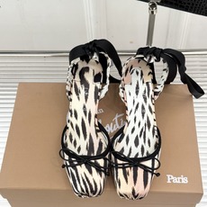 ChristinLouboutin/CL26WF新品 猪鼻子蝴蝶结高跟凉鞋 在时尚的舞台上CL始终是璀璨的明星 而这款猪 ChristinLouboutin/CL26WF新品 猪鼻子蝴蝶结高跟凉鞋 在时尚的舞台上CL始终是璀璨的明星 而这款猪