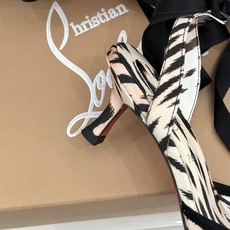 ChristinLouboutin/CL26WF新品 猪鼻子蝴蝶结高跟凉鞋 在时尚的舞台上CL始终是璀璨的明星 而这款猪 ChristinLouboutin/CL26WF新品 猪鼻子蝴蝶结高跟凉鞋 在时尚的舞台上CL始终是璀璨的明星 而这款猪