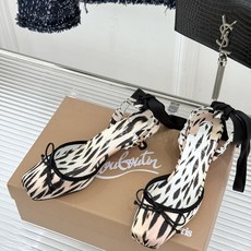 ChristinLouboutin/CL26WF新品 猪鼻子蝴蝶结高跟凉鞋 在时尚的舞台上CL始终是璀璨的明星 而这款猪 ChristinLouboutin/CL26WF新品 猪鼻子蝴蝶结高跟凉鞋 在时尚的舞台上CL始终是璀璨的明星 而这款猪