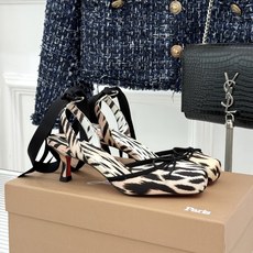 ChristinLouboutin/CL26WF新品 猪鼻子蝴蝶结高跟凉鞋 在时尚的舞台上CL始终是璀璨的明星 而这款猪 ChristinLouboutin/CL26WF新品 猪鼻子蝴蝶结高跟凉鞋 在时尚的舞台上CL始终是璀璨的明星 而这款猪