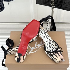 ChristinLouboutin/CL26WF新品 猪鼻子蝴蝶结高跟凉鞋 在时尚的舞台上CL始终是璀璨的明星 而这款猪 ChristinLouboutin/CL26WF新品 猪鼻子蝴蝶结高跟凉鞋 在时尚的舞台上CL始终是璀璨的明星 而这款猪