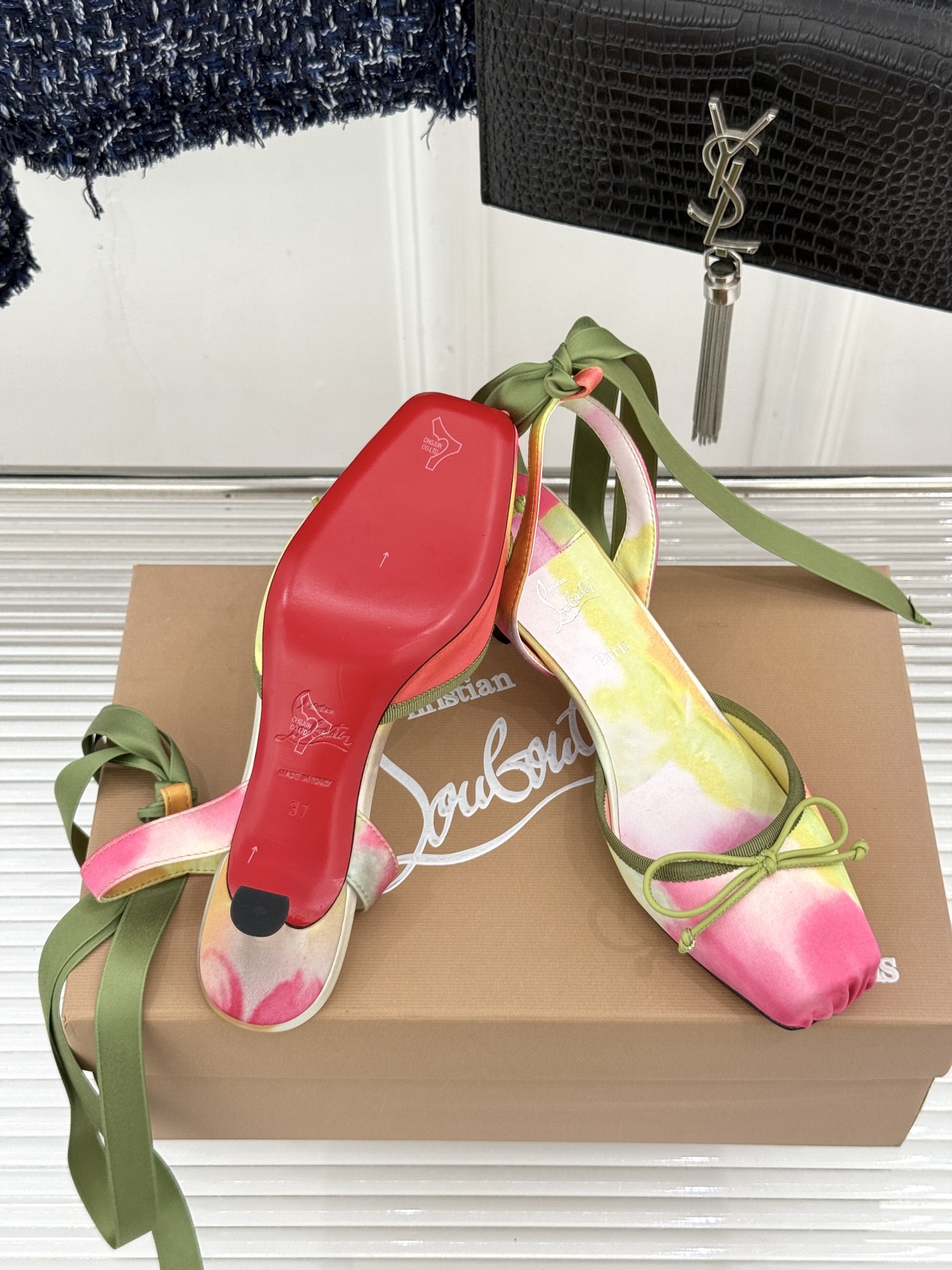 ChristinLouboutin/CL26WF新品 猪鼻子蝴蝶结高跟凉鞋 在时尚的舞台上CL始终是璀璨的明星 而这款猪 ChristinLouboutin/CL26WF新品 猪鼻子蝴蝶结高跟凉鞋 在时尚的舞台上CL始终是璀璨的明星 而这款猪