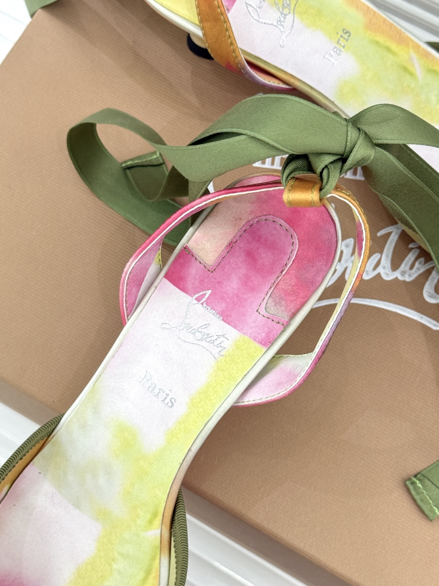 ChristinLouboutin/CL26WF新品 猪鼻子蝴蝶结高跟凉鞋 在时尚的舞台上CL始终是璀璨的明星 而这款猪 ChristinLouboutin/CL26WF新品 猪鼻子蝴蝶结高跟凉鞋 在时尚的舞台上CL始终是璀璨的明星 而这款猪
