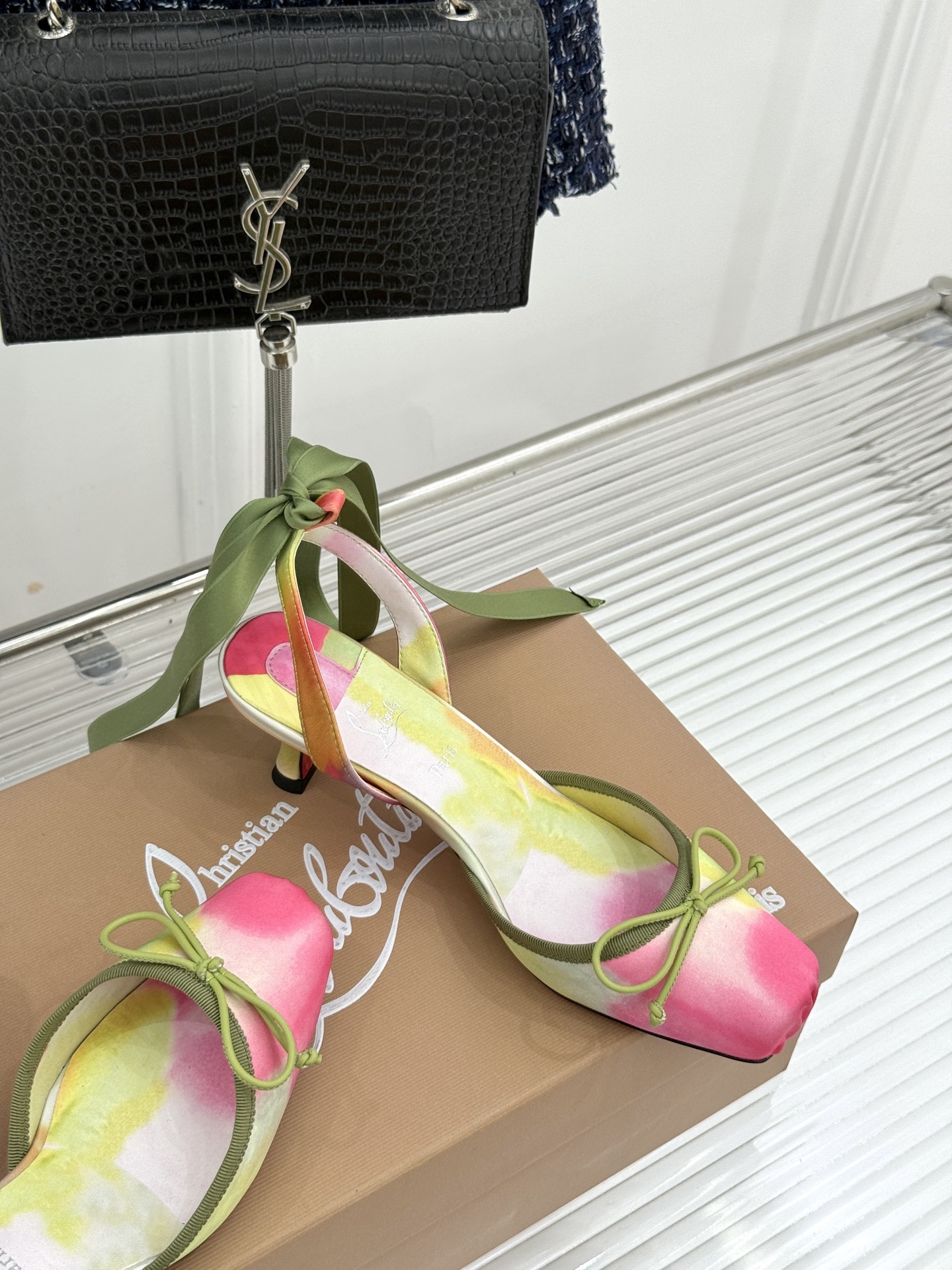 ChristinLouboutin/CL26WF新品 猪鼻子蝴蝶结高跟凉鞋 在时尚的舞台上CL始终是璀璨的明星 而这款猪 ChristinLouboutin/CL26WF新品 猪鼻子蝴蝶结高跟凉鞋 在时尚的舞台上CL始终是璀璨的明星 而这款猪