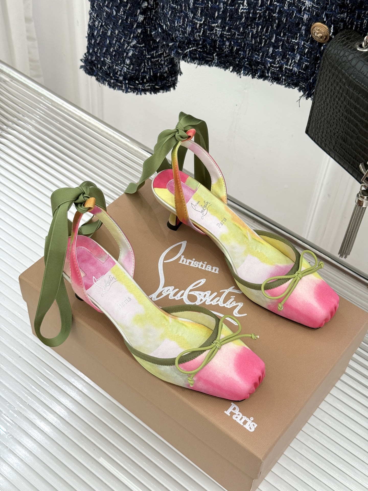 ChristinLouboutin/CL26WF新品 猪鼻子蝴蝶结高跟凉鞋 在时尚的舞台上CL始终是璀璨的明星 而这款猪 ChristinLouboutin/CL26WF新品 猪鼻子蝴蝶结高跟凉鞋 在时尚的舞台上CL始终是璀璨的明星 而这款猪