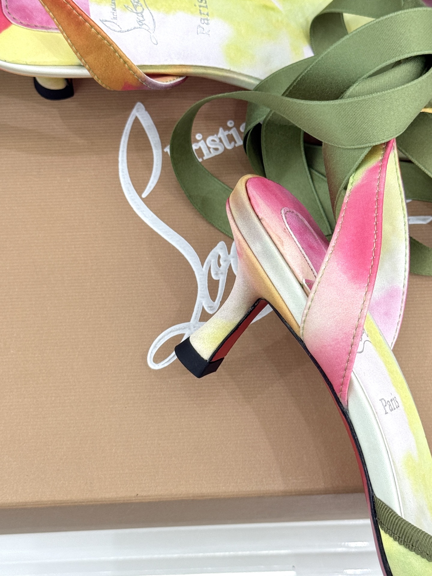 ChristinLouboutin/CL26WF新品 猪鼻子蝴蝶结高跟凉鞋 在时尚的舞台上CL始终是璀璨的明星 而这款猪 ChristinLouboutin/CL26WF新品 猪鼻子蝴蝶结高跟凉鞋 在时尚的舞台上CL始终是璀璨的明星 而这款猪