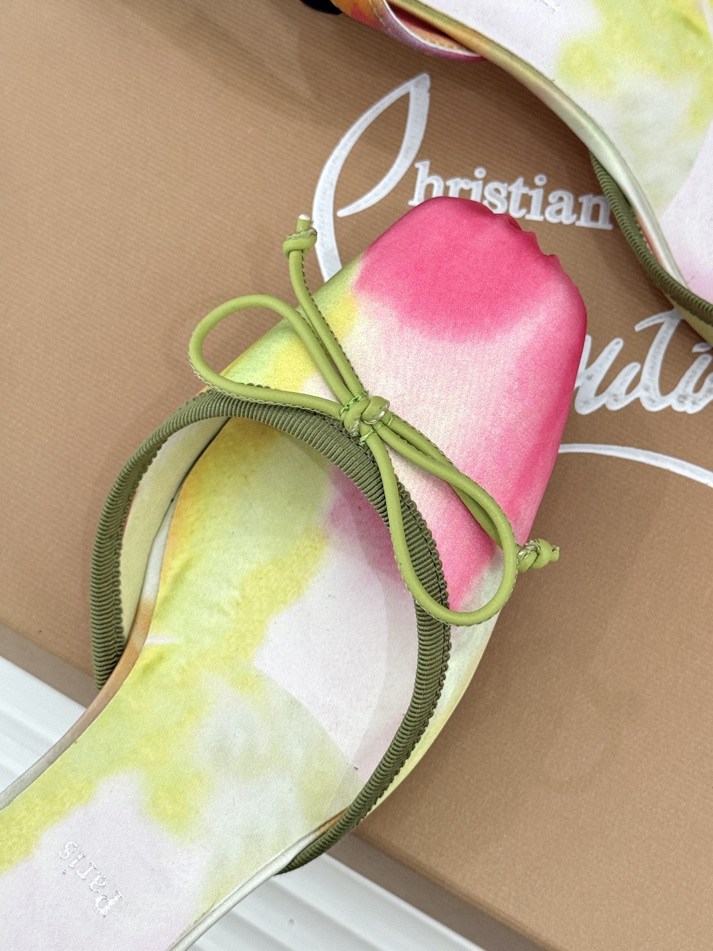 ChristinLouboutin/CL26WF新品 猪鼻子蝴蝶结高跟凉鞋 在时尚的舞台上CL始终是璀璨的明星 而这款猪 ChristinLouboutin/CL26WF新品 猪鼻子蝴蝶结高跟凉鞋 在时尚的舞台上CL始终是璀璨的明星 而这款猪