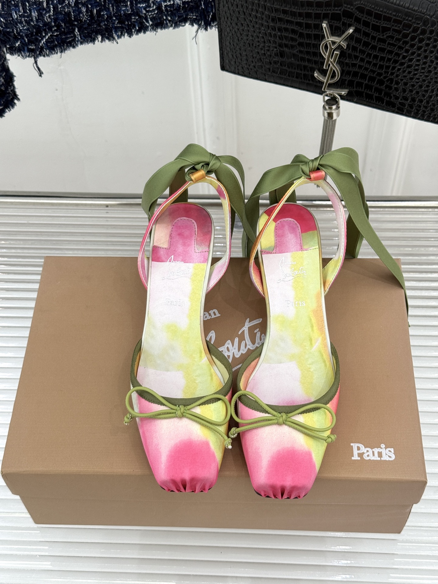 ChristinLouboutin/CL26WF新品 猪鼻子蝴蝶结高跟凉鞋 在时尚的舞台上CL始终是璀璨的明星 而这款猪 ChristinLouboutin/CL26WF新品 猪鼻子蝴蝶结高跟凉鞋 在时尚的舞台上CL始终是璀璨的明星 而这款猪