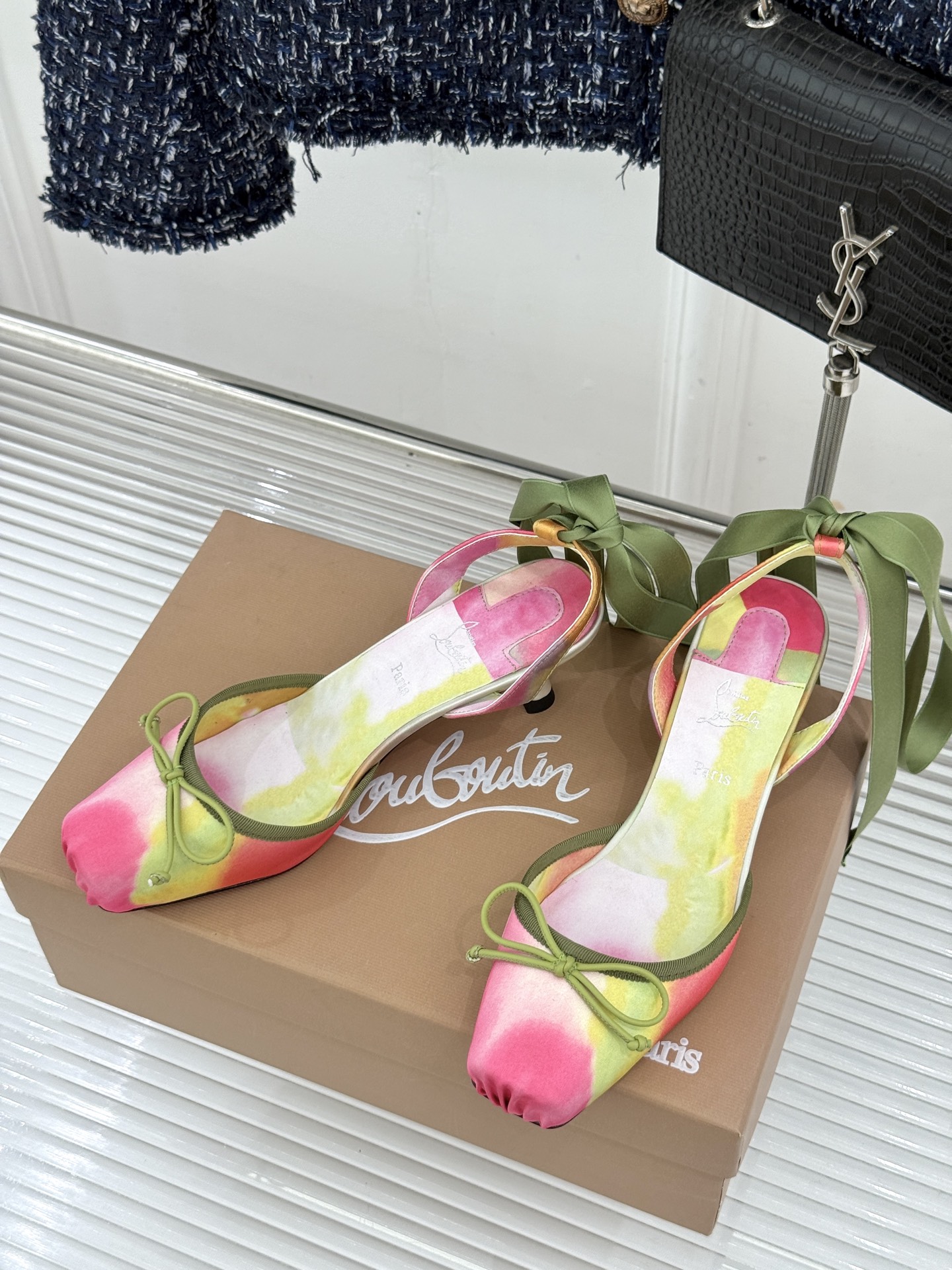 ChristinLouboutin/CL26WF新品 猪鼻子蝴蝶结高跟凉鞋 在时尚的舞台上CL始终是璀璨的明星 而这款猪 ChristinLouboutin/CL26WF新品 猪鼻子蝴蝶结高跟凉鞋 在时尚的舞台上CL始终是璀璨的明星 而这款猪