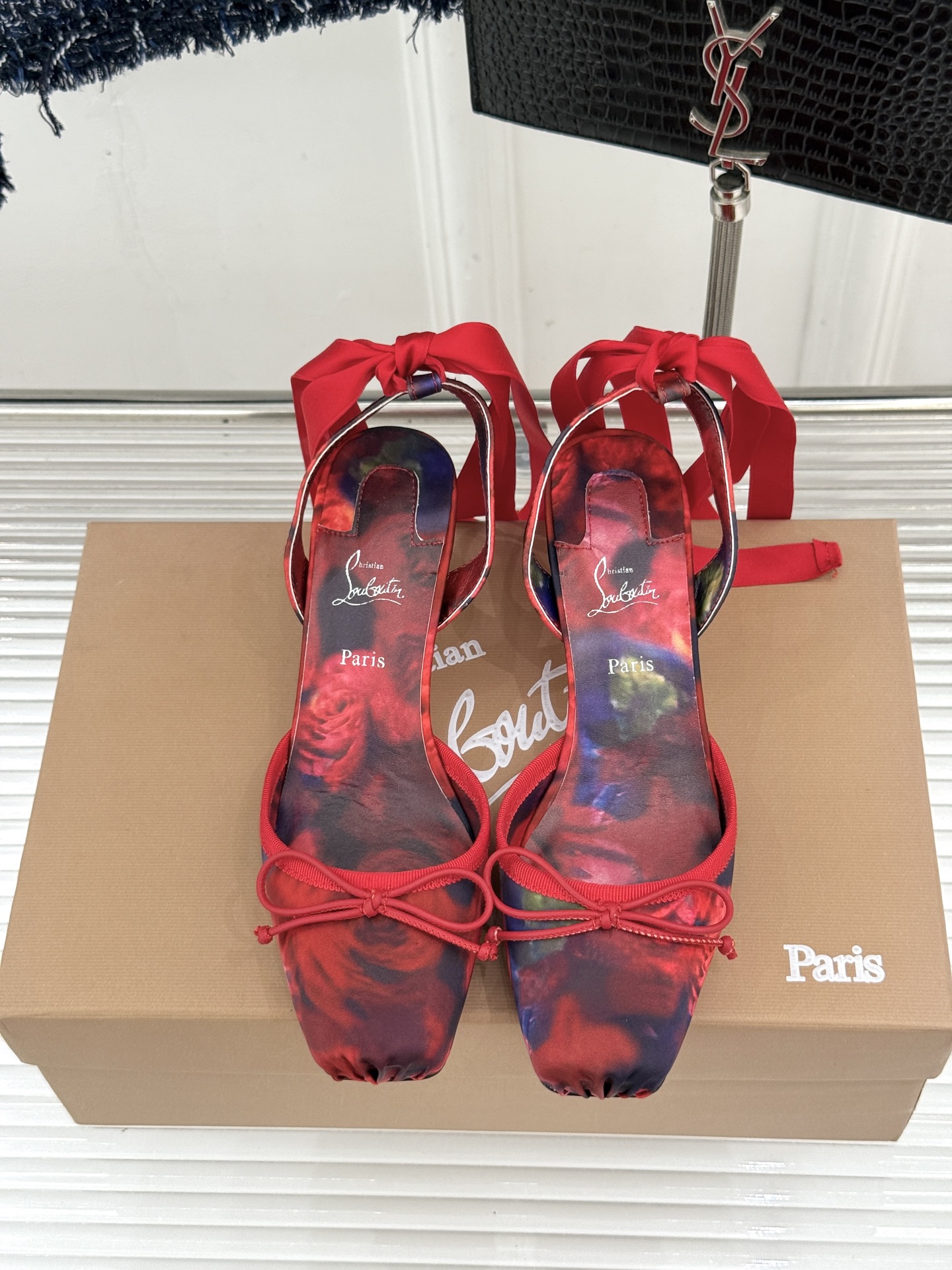 ChristinLouboutin/CL26WF新品 猪鼻子蝴蝶结高跟凉鞋 在时尚的舞台上CL始终是璀璨的明星 而这款猪 ChristinLouboutin/CL26WF新品 猪鼻子蝴蝶结高跟凉鞋 在时尚的舞台上CL始终是璀璨的明星 而这款猪
