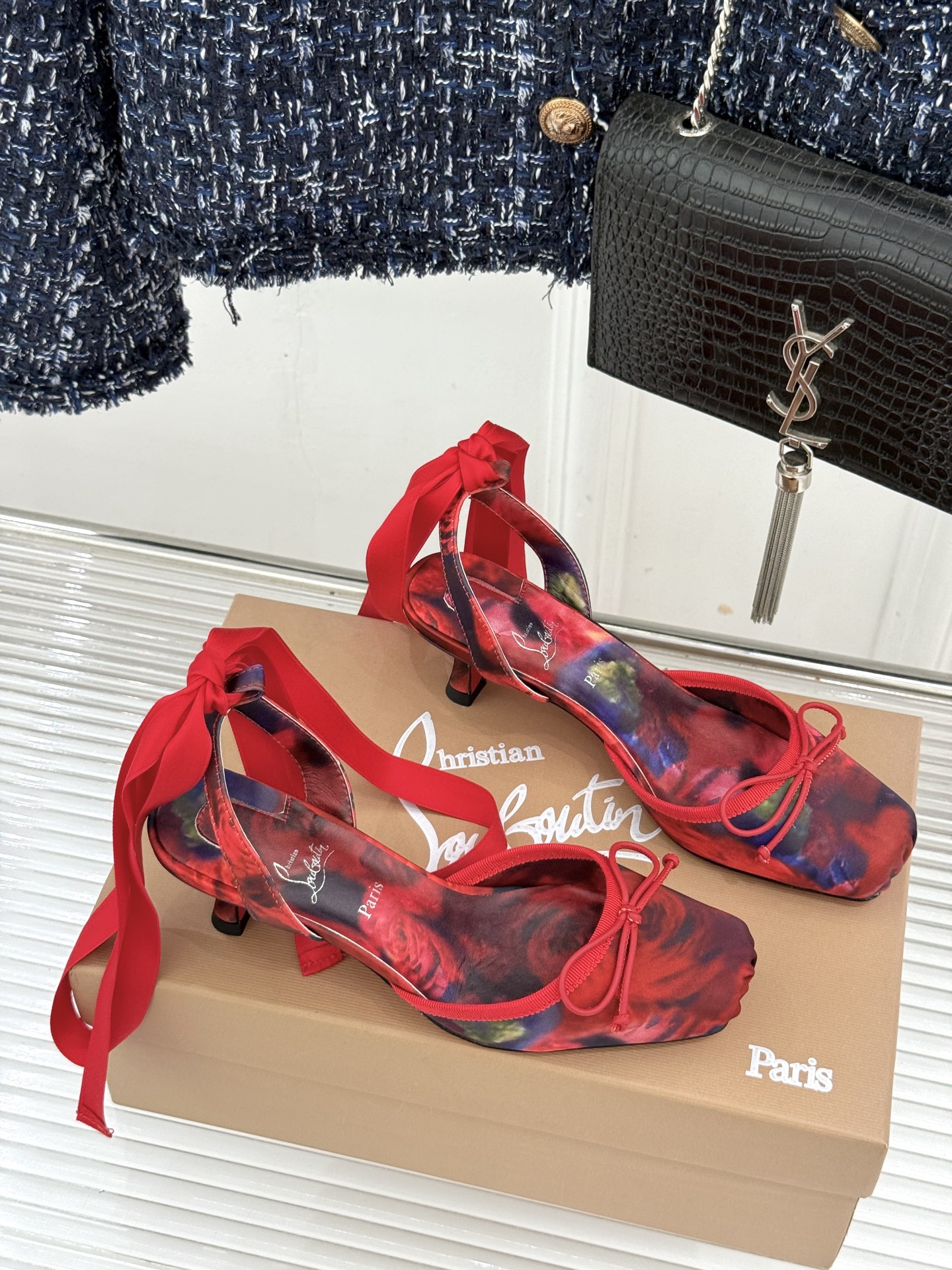 ChristinLouboutin/CL26WF新品 猪鼻子蝴蝶结高跟凉鞋 在时尚的舞台上CL始终是璀璨的明星 而这款猪 ChristinLouboutin/CL26WF新品 猪鼻子蝴蝶结高跟凉鞋 在时尚的舞台上CL始终是璀璨的明星 而这款猪
