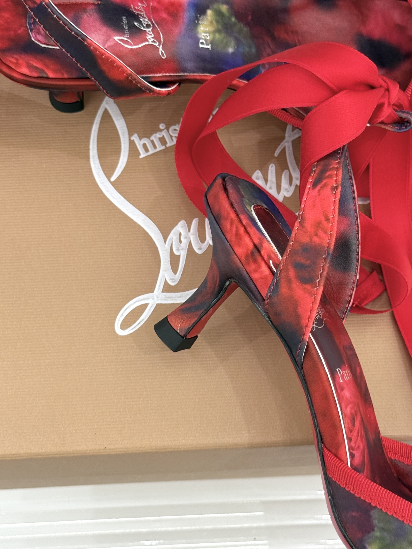 ChristinLouboutin/CL26WF新品 猪鼻子蝴蝶结高跟凉鞋 在时尚的舞台上CL始终是璀璨的明星 而这款猪 ChristinLouboutin/CL26WF新品 猪鼻子蝴蝶结高跟凉鞋 在时尚的舞台上CL始终是璀璨的明星 而这款猪