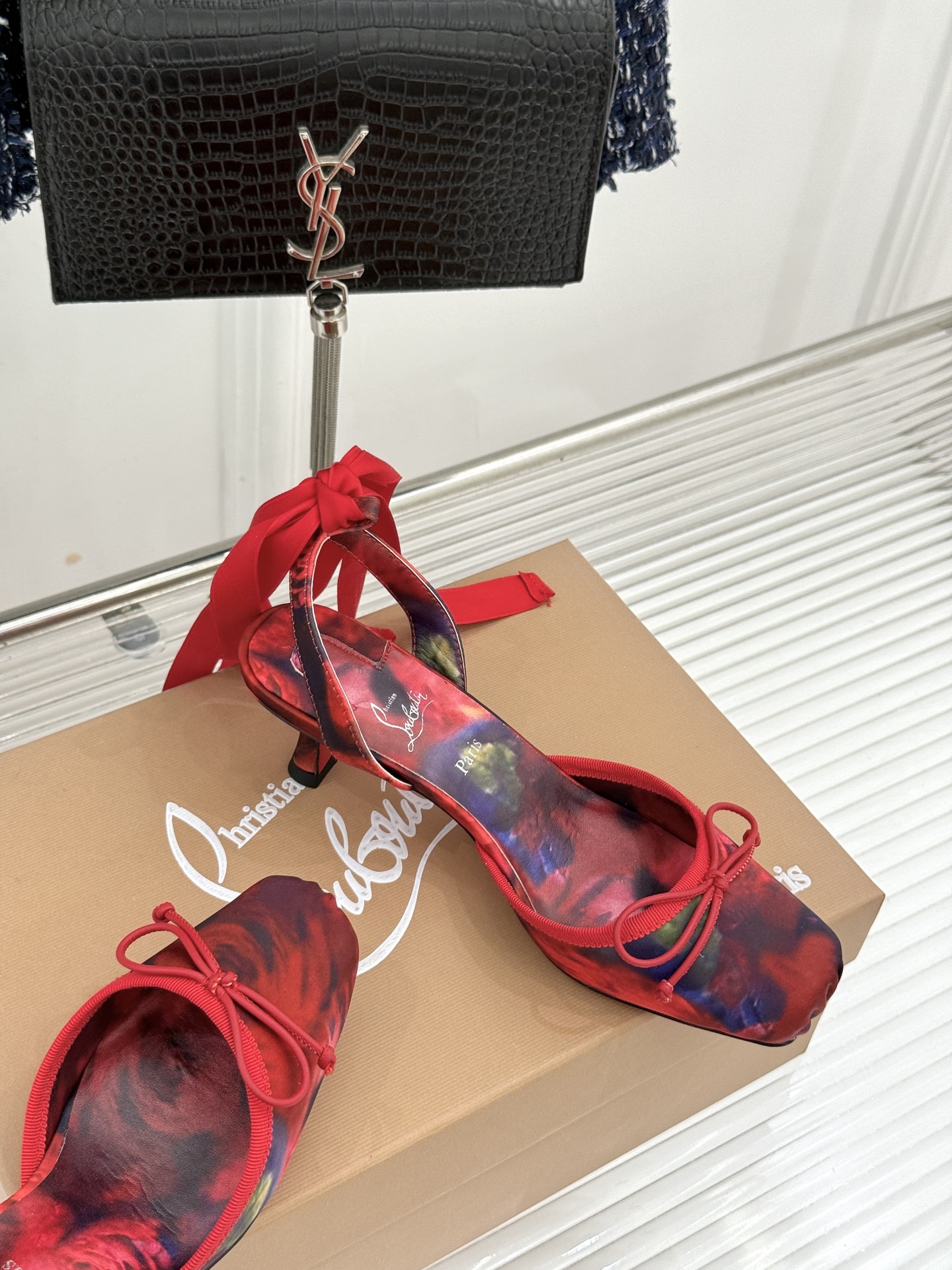 ChristinLouboutin/CL26WF新品 猪鼻子蝴蝶结高跟凉鞋 在时尚的舞台上CL始终是璀璨的明星 而这款猪 ChristinLouboutin/CL26WF新品 猪鼻子蝴蝶结高跟凉鞋 在时尚的舞台上CL始终是璀璨的明星 而这款猪