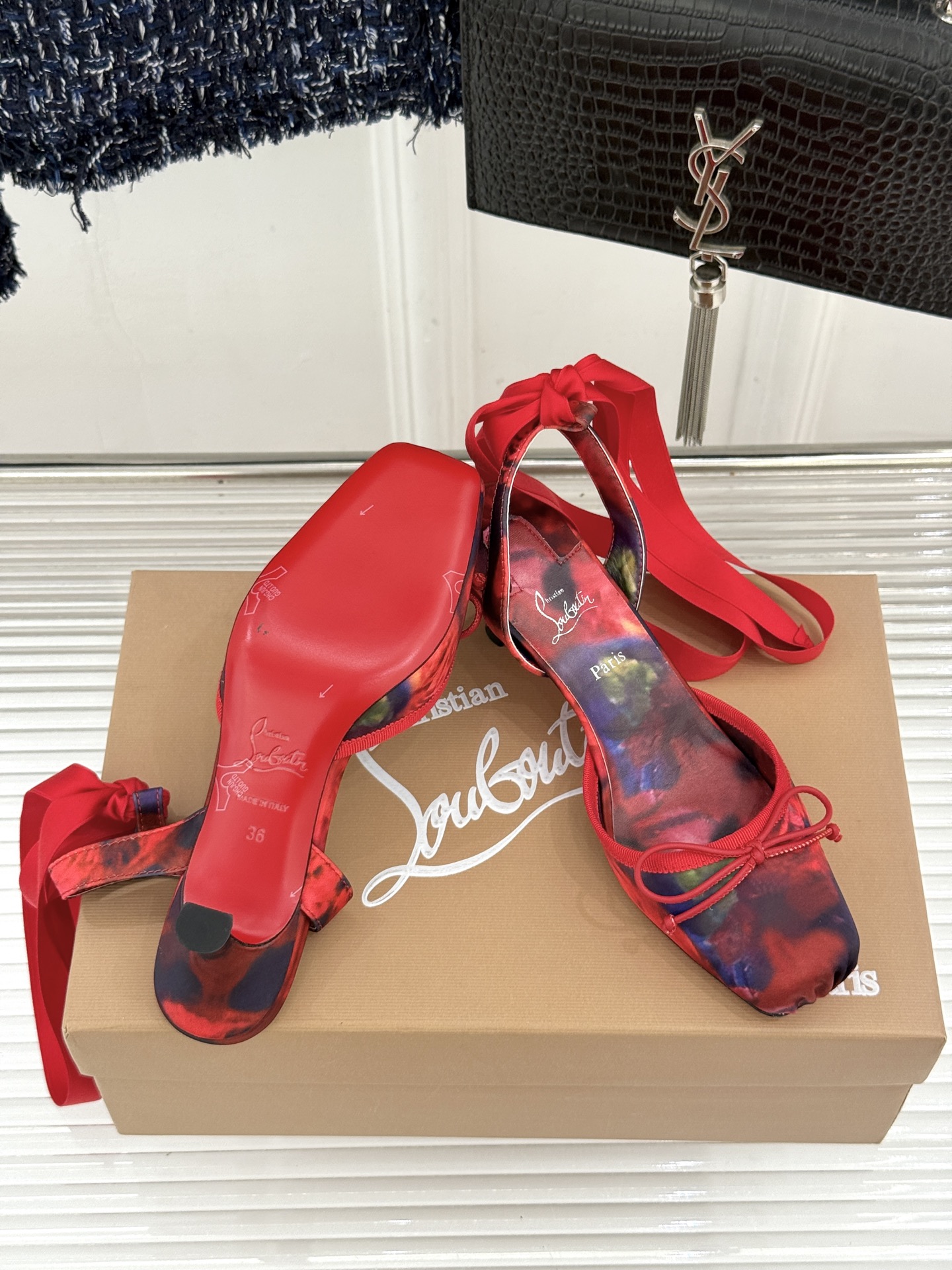 ChristinLouboutin/CL26WF新品 猪鼻子蝴蝶结高跟凉鞋 在时尚的舞台上CL始终是璀璨的明星 而这款猪 ChristinLouboutin/CL26WF新品 猪鼻子蝴蝶结高跟凉鞋 在时尚的舞台上CL始终是璀璨的明星 而这款猪