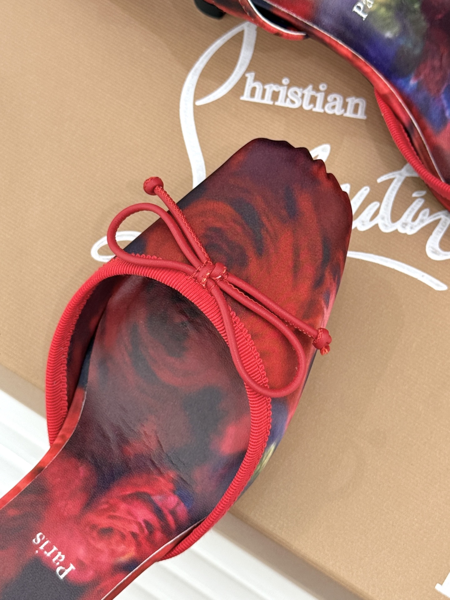 ChristinLouboutin/CL26WF新品 猪鼻子蝴蝶结高跟凉鞋 在时尚的舞台上CL始终是璀璨的明星 而这款猪 ChristinLouboutin/CL26WF新品 猪鼻子蝴蝶结高跟凉鞋 在时尚的舞台上CL始终是璀璨的明星 而这款猪