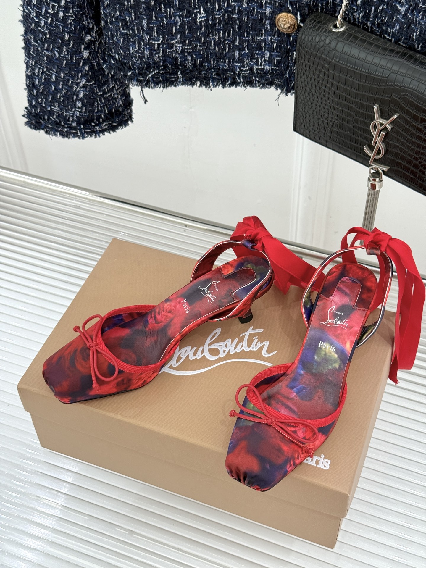 ChristinLouboutin/CL26WF新品 猪鼻子蝴蝶结高跟凉鞋 在时尚的舞台上CL始终是璀璨的明星 而这款猪 ChristinLouboutin/CL26WF新品 猪鼻子蝴蝶结高跟凉鞋 在时尚的舞台上CL始终是璀璨的明星 而这款猪