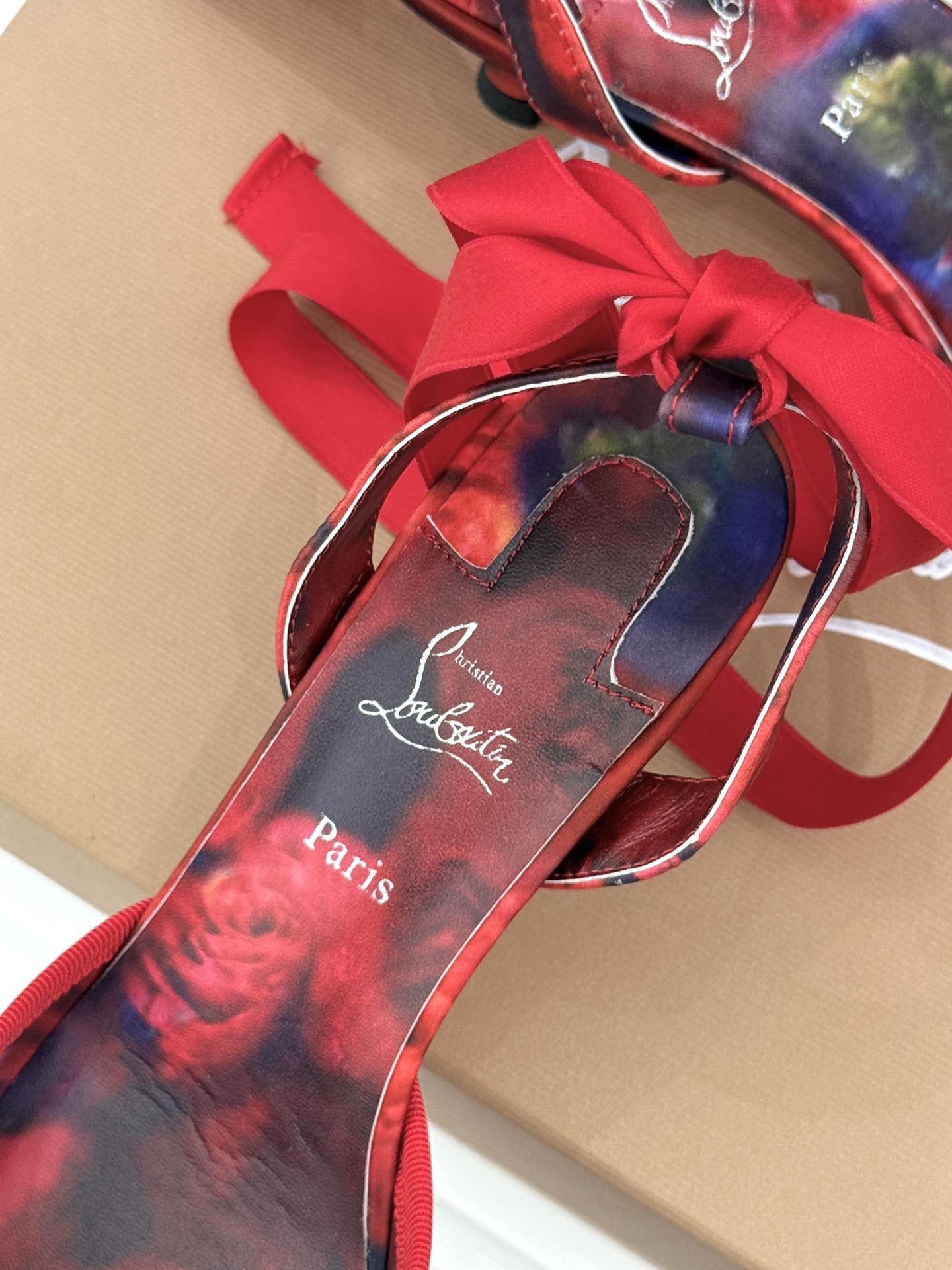 ChristinLouboutin/CL26WF新品 猪鼻子蝴蝶结高跟凉鞋 在时尚的舞台上CL始终是璀璨的明星 而这款猪 ChristinLouboutin/CL26WF新品 猪鼻子蝴蝶结高跟凉鞋 在时尚的舞台上CL始终是璀璨的明星 而这款猪