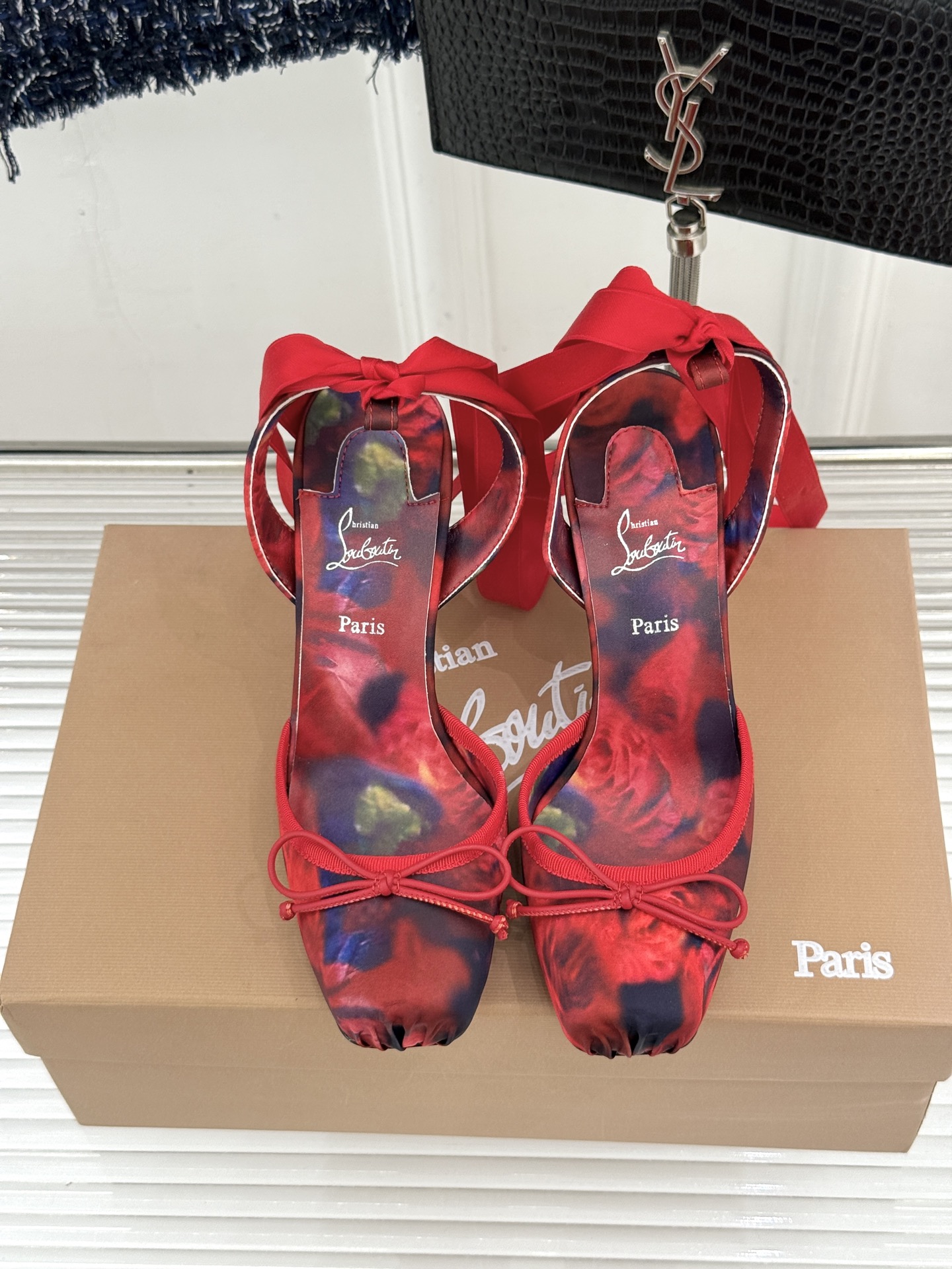 ChristinLouboutin/CL26WF新品 猪鼻子蝴蝶结高跟凉鞋 在时尚的舞台上CL始终是璀璨的明星 而这款猪