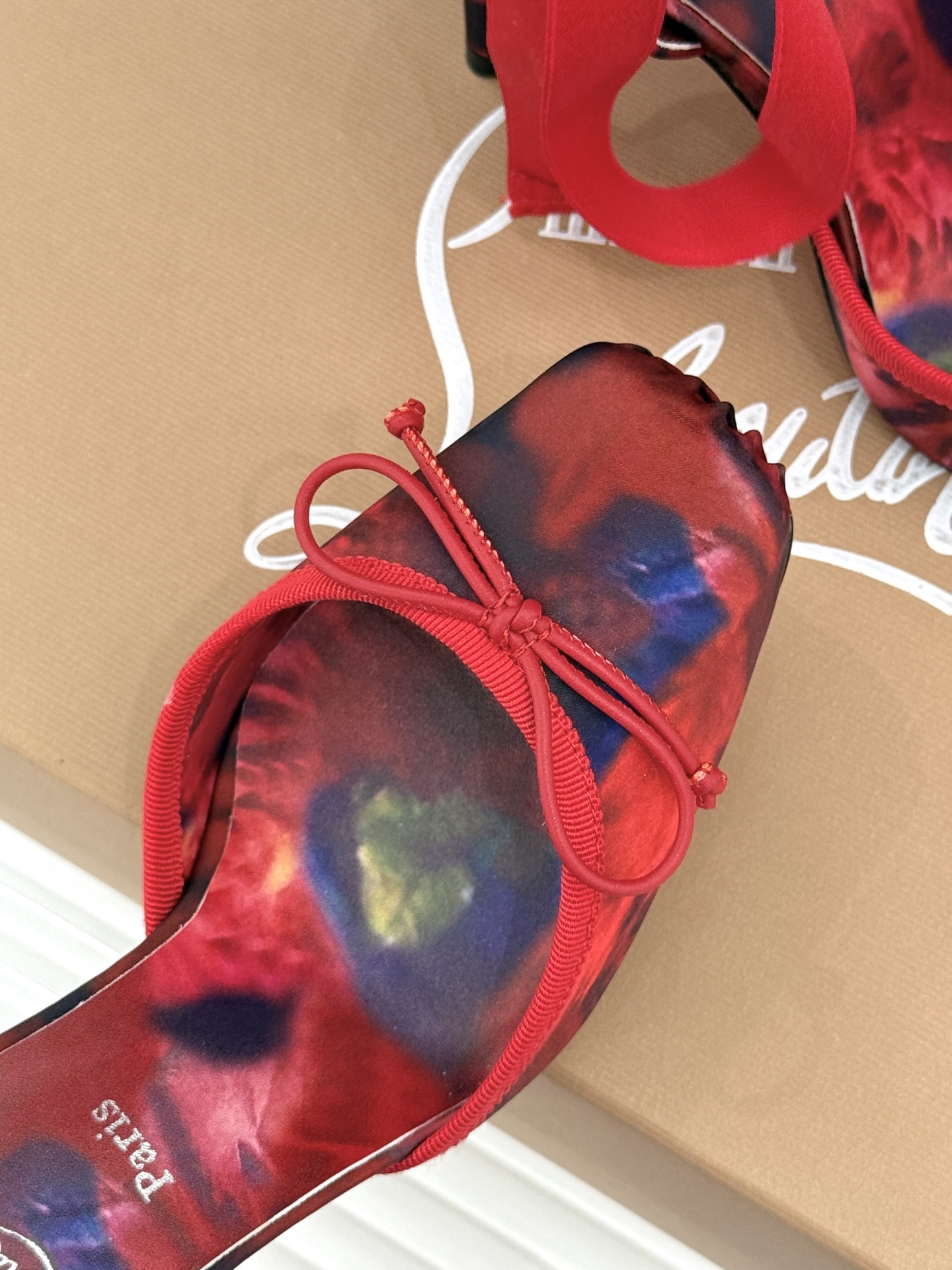 ChristinLouboutin/CL26WF新品 猪鼻子蝴蝶结高跟凉鞋 在时尚的舞台上CL始终是璀璨的明星 而这款猪