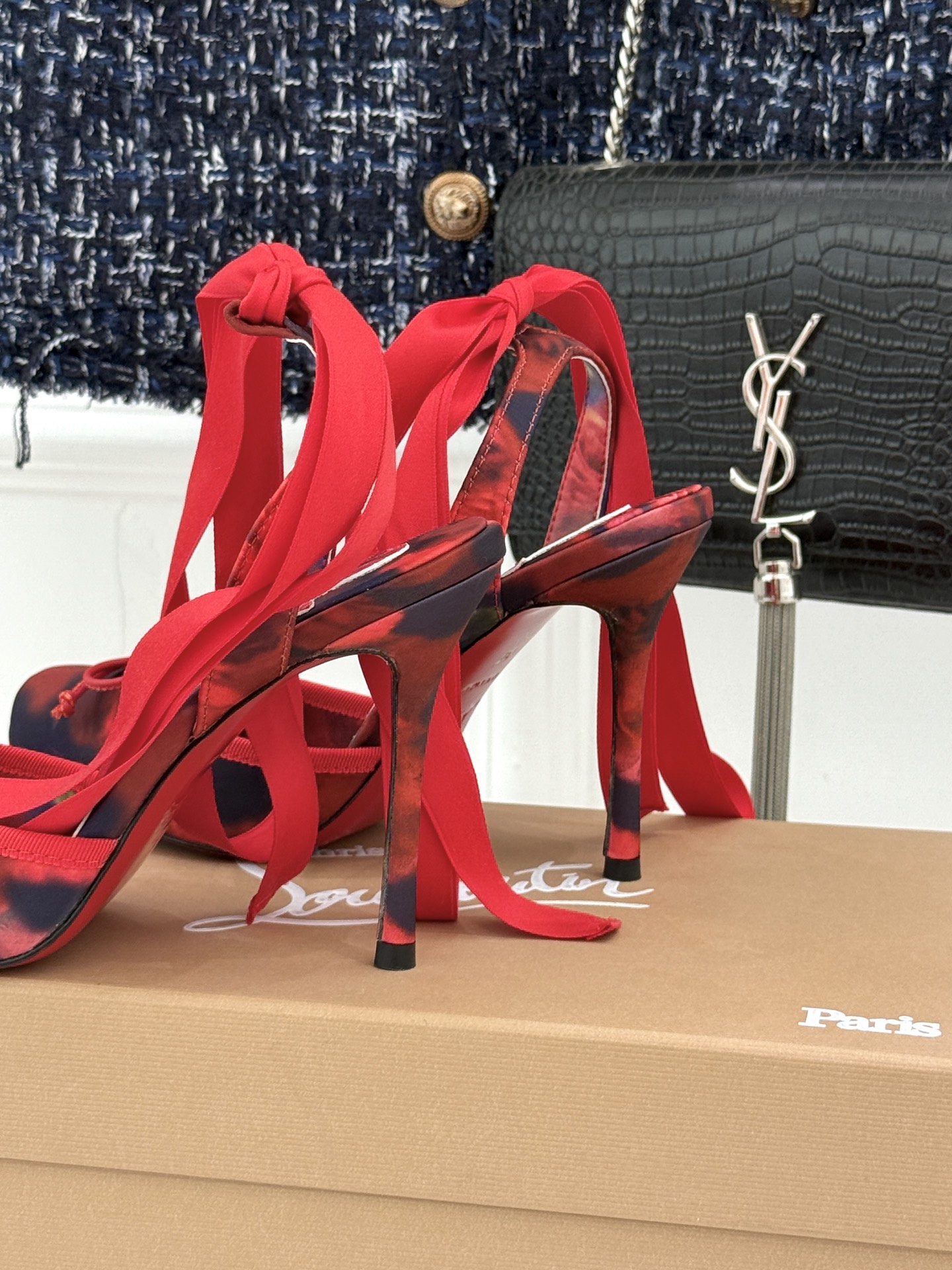 ChristinLouboutin/CL26WF新品 猪鼻子蝴蝶结高跟凉鞋 在时尚的舞台上CL始终是璀璨的明星 而这款猪