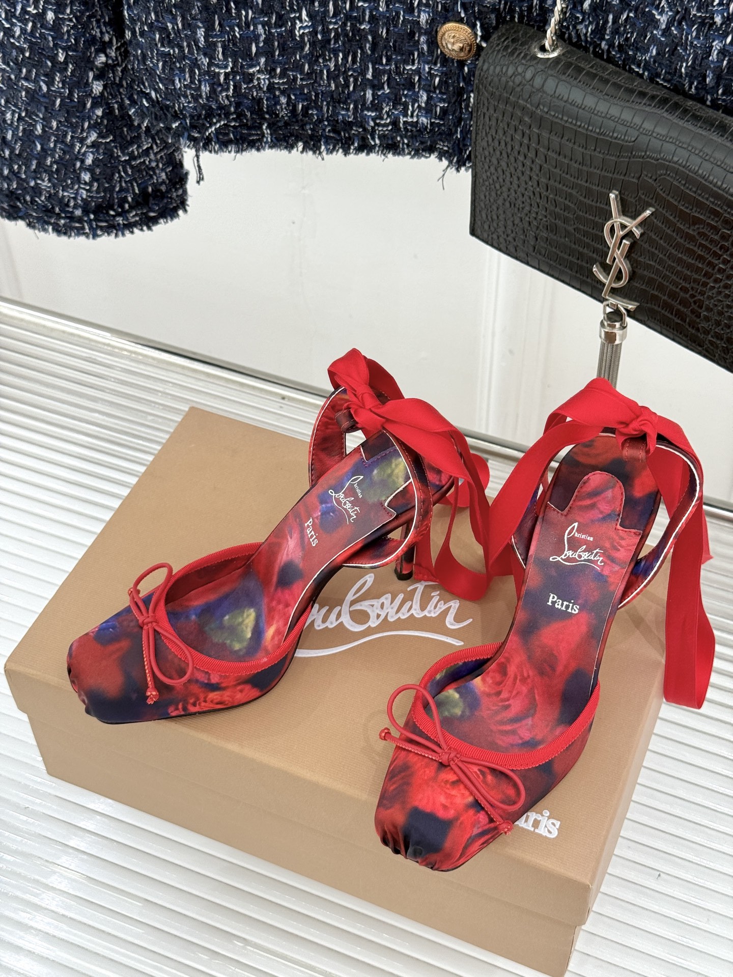 ChristinLouboutin/CL26WF新品 猪鼻子蝴蝶结高跟凉鞋 在时尚的舞台上CL始终是璀璨的明星 而这款猪
