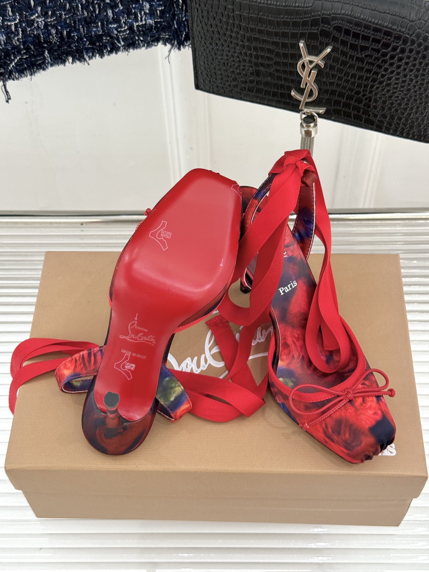 ChristinLouboutin/CL26WF新品 猪鼻子蝴蝶结高跟凉鞋 在时尚的舞台上CL始终是璀璨的明星 而这款猪
