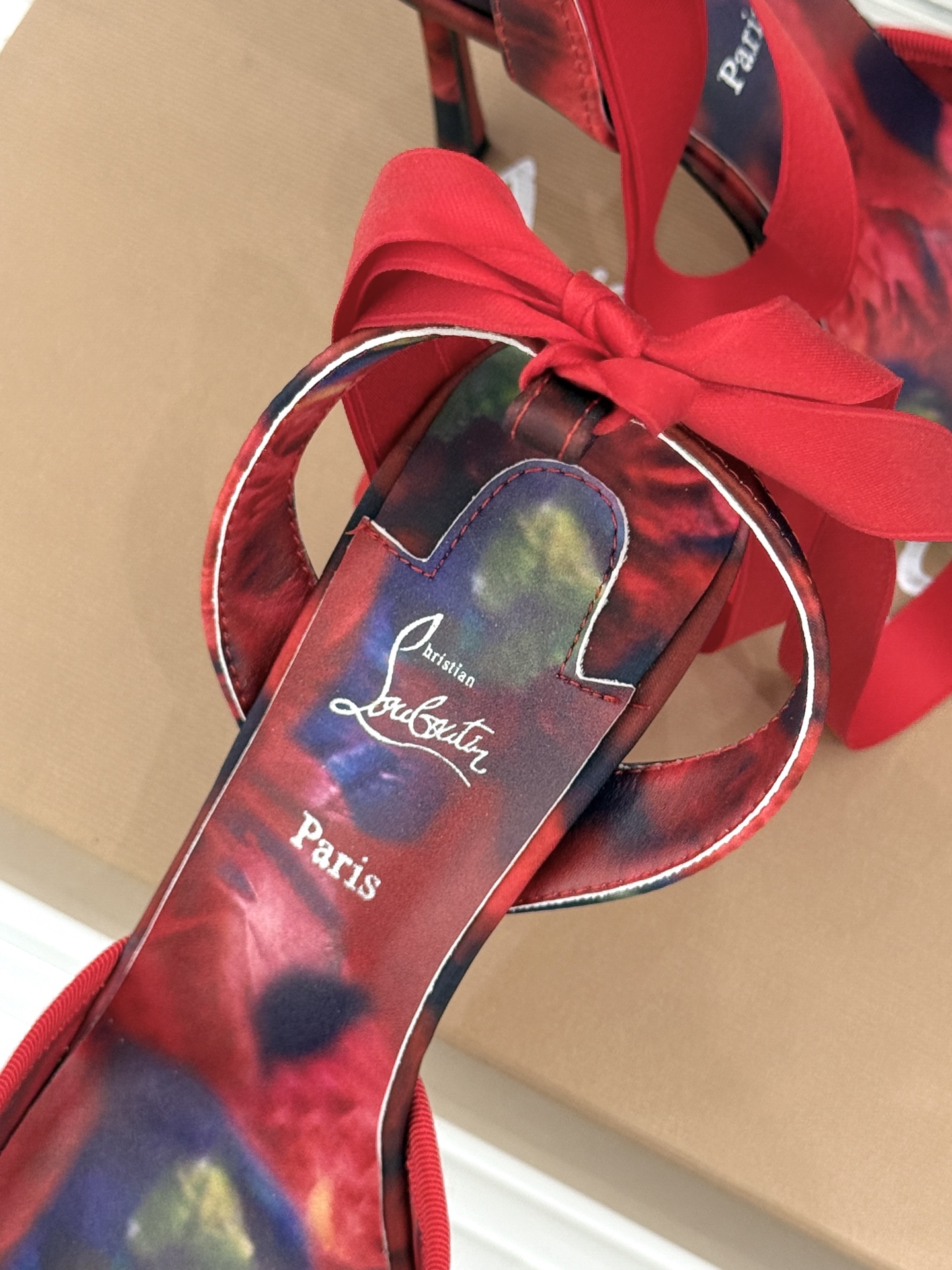 ChristinLouboutin/CL26WF新品 猪鼻子蝴蝶结高跟凉鞋 在时尚的舞台上CL始终是璀璨的明星 而这款猪
