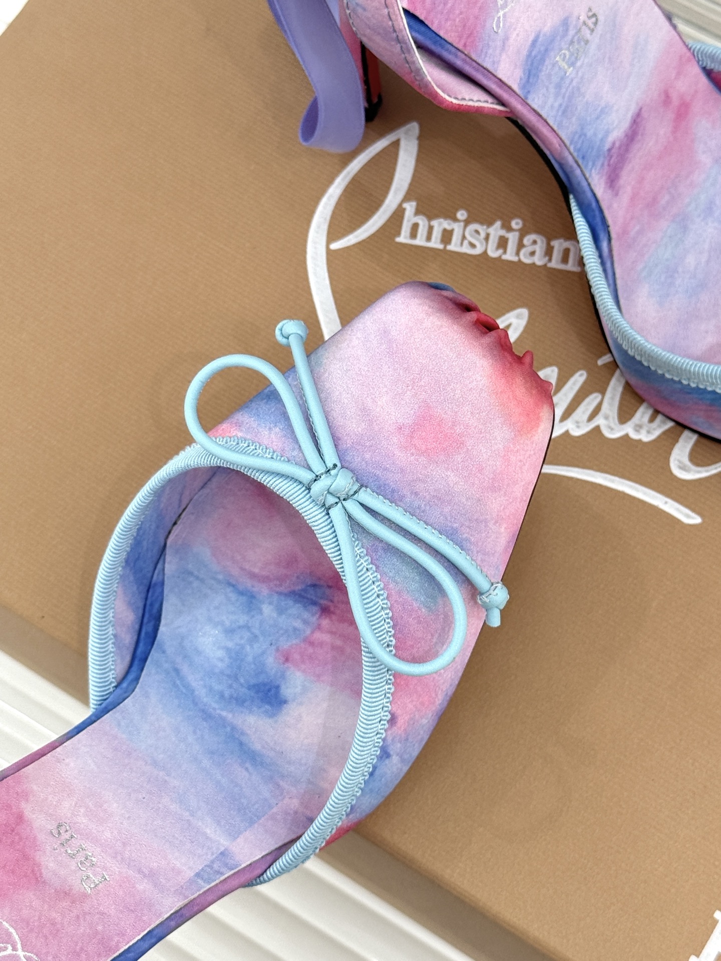 ChristinLouboutin/CL26WF新品 猪鼻子蝴蝶结高跟凉鞋 在时尚的舞台上CL始终是璀璨的明星 而这款猪 ChristinLouboutin/CL26WF新品 猪鼻子蝴蝶结高跟凉鞋 在时尚的舞台上CL始终是璀璨的明星 而这款猪