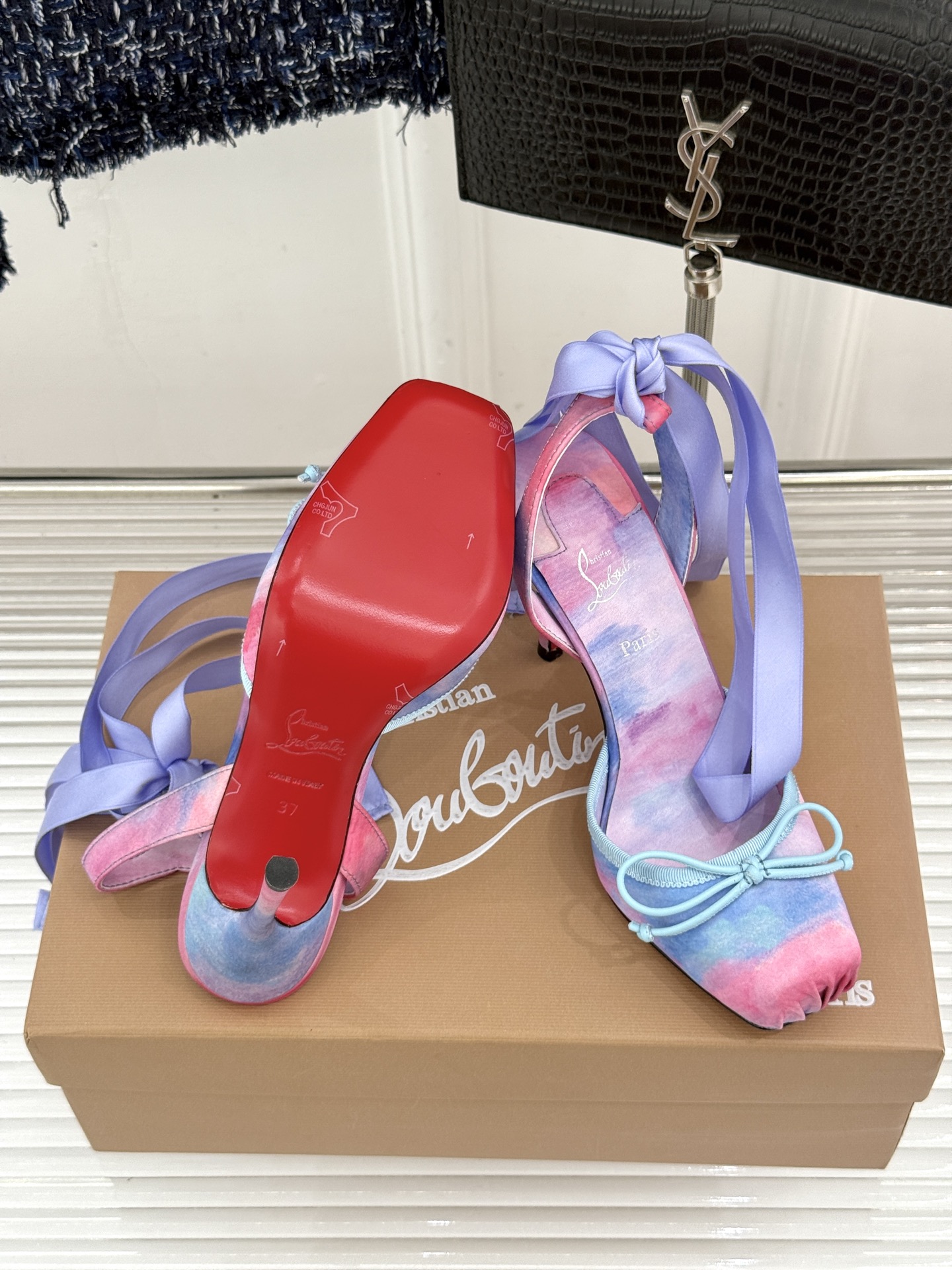 ChristinLouboutin/CL26WF新品 猪鼻子蝴蝶结高跟凉鞋 在时尚的舞台上CL始终是璀璨的明星 而这款猪 ChristinLouboutin/CL26WF新品 猪鼻子蝴蝶结高跟凉鞋 在时尚的舞台上CL始终是璀璨的明星 而这款猪