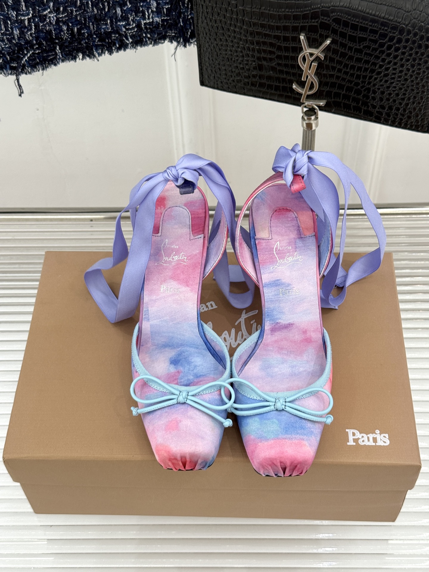 ChristinLouboutin/CL26WF新品 猪鼻子蝴蝶结高跟凉鞋 在时尚的舞台上CL始终是璀璨的明星 而这款猪 ChristinLouboutin/CL26WF新品 猪鼻子蝴蝶结高跟凉鞋 在时尚的舞台上CL始终是璀璨的明星 而这款猪