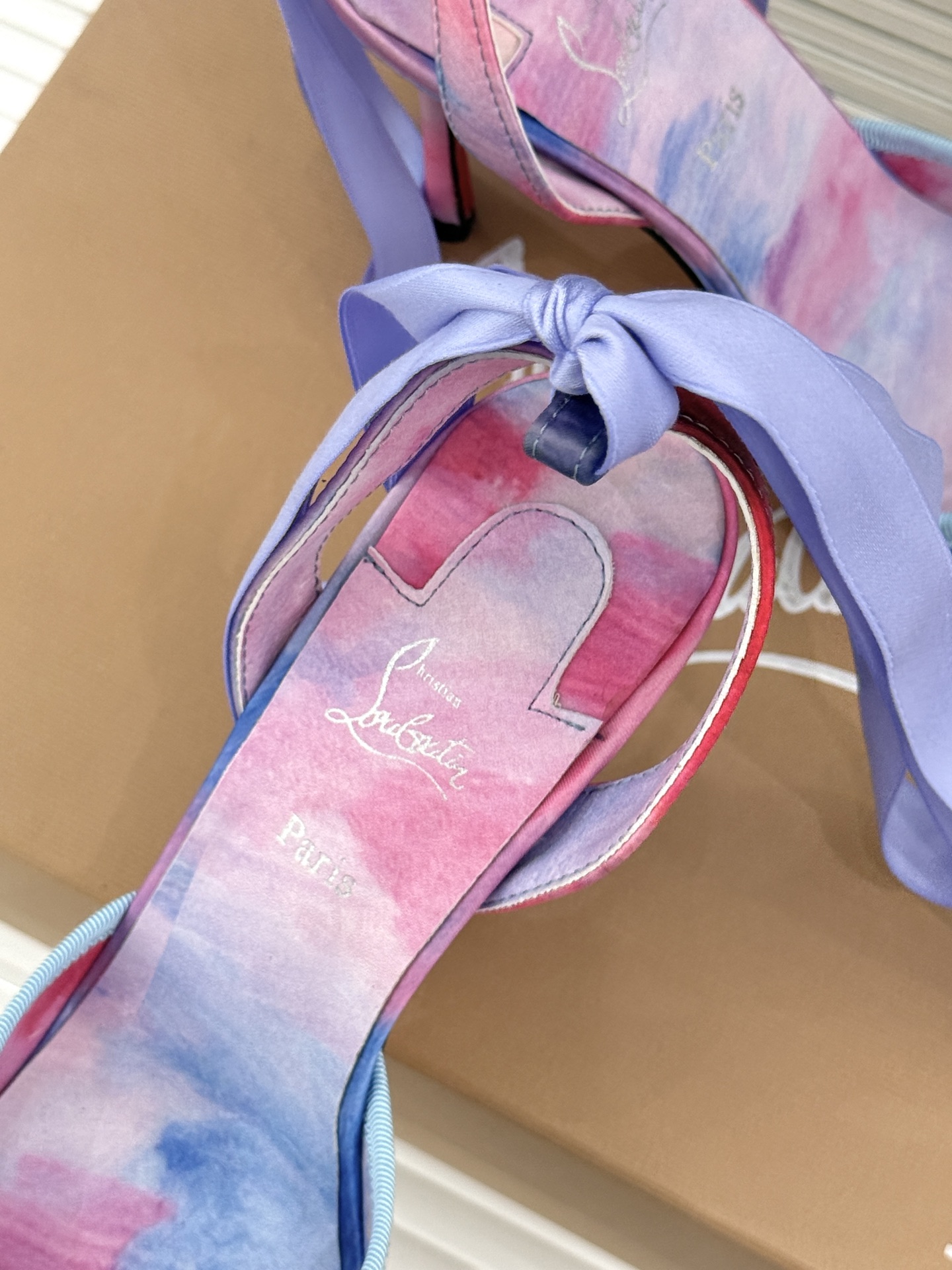 ChristinLouboutin/CL26WF新品 猪鼻子蝴蝶结高跟凉鞋 在时尚的舞台上CL始终是璀璨的明星 而这款猪 ChristinLouboutin/CL26WF新品 猪鼻子蝴蝶结高跟凉鞋 在时尚的舞台上CL始终是璀璨的明星 而这款猪