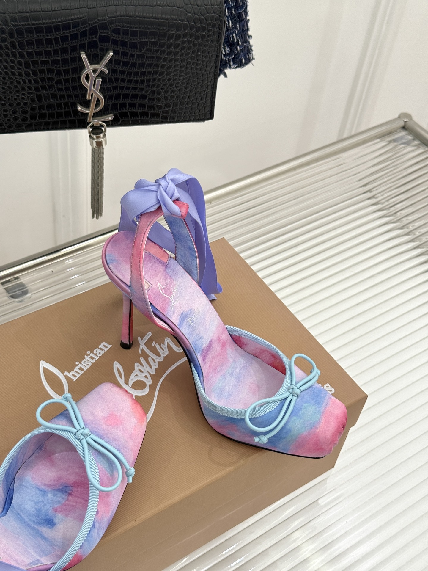 ChristinLouboutin/CL26WF新品 猪鼻子蝴蝶结高跟凉鞋 在时尚的舞台上CL始终是璀璨的明星 而这款猪 ChristinLouboutin/CL26WF新品 猪鼻子蝴蝶结高跟凉鞋 在时尚的舞台上CL始终是璀璨的明星 而这款猪
