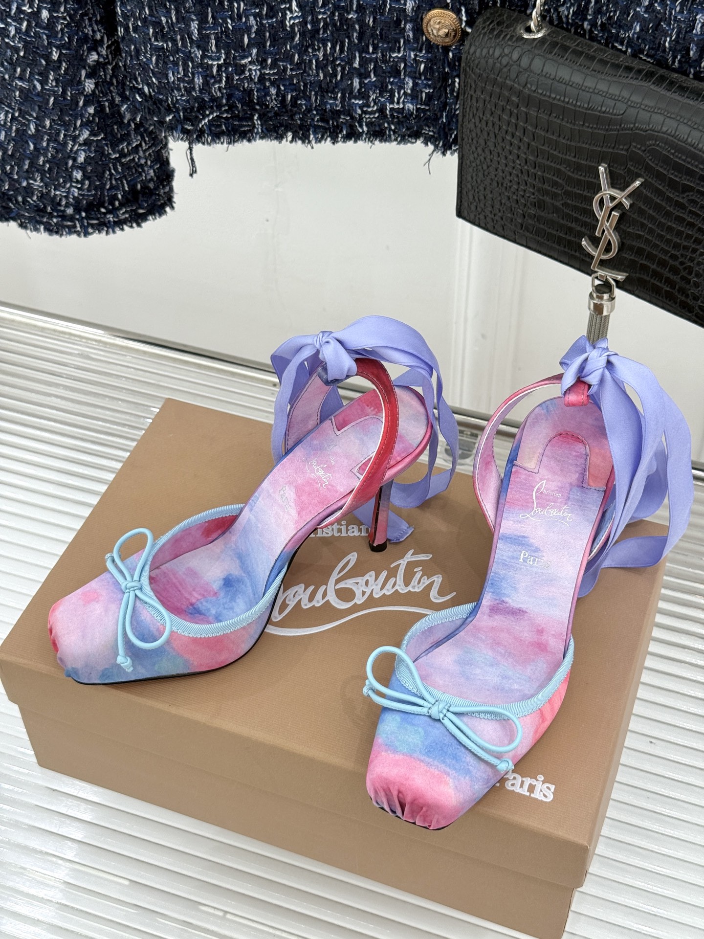 ChristinLouboutin/CL26WF新品 猪鼻子蝴蝶结高跟凉鞋 在时尚的舞台上CL始终是璀璨的明星 而这款猪 ChristinLouboutin/CL26WF新品 猪鼻子蝴蝶结高跟凉鞋 在时尚的舞台上CL始终是璀璨的明星 而这款猪