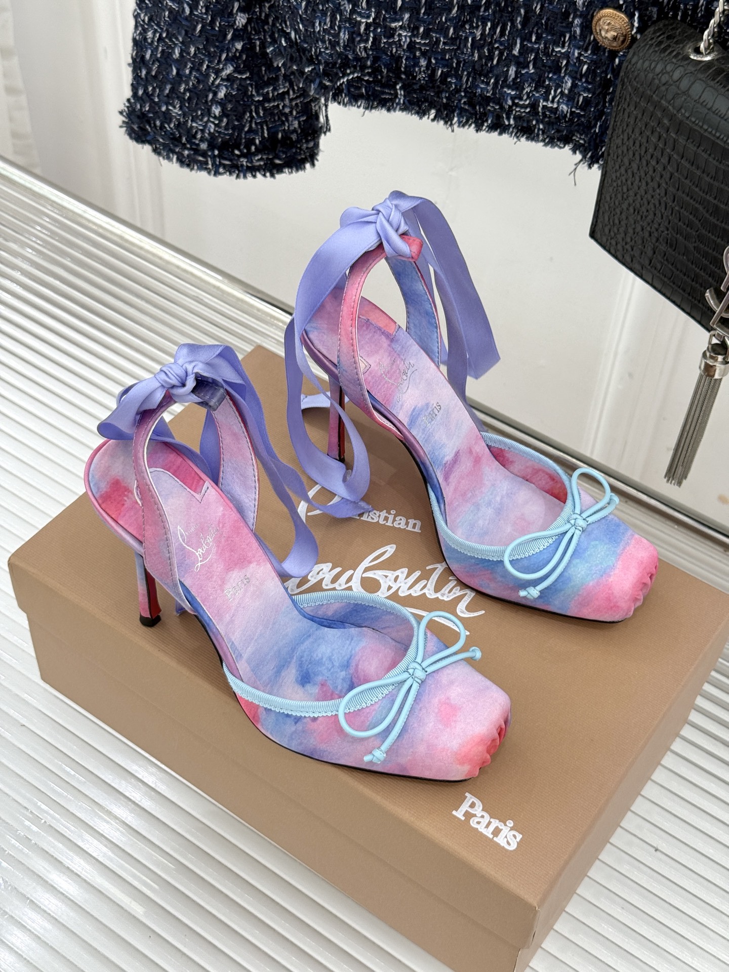 ChristinLouboutin/CL26WF新品 猪鼻子蝴蝶结高跟凉鞋 在时尚的舞台上CL始终是璀璨的明星 而这款猪 ChristinLouboutin/CL26WF新品 猪鼻子蝴蝶结高跟凉鞋 在时尚的舞台上CL始终是璀璨的明星 而这款猪