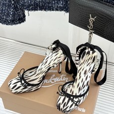 ChristinLouboutin/CL26WF新品 猪鼻子蝴蝶结高跟凉鞋 在时尚的舞台上CL始终是璀璨的明星 而这款猪 ChristinLouboutin/CL26WF新品 猪鼻子蝴蝶结高跟凉鞋 在时尚的舞台上CL始终是璀璨的明星 而这款猪