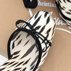 ChristinLouboutin/CL26WF新品 猪鼻子蝴蝶结高跟凉鞋 在时尚的舞台上CL始终是璀璨的明星 而这款猪 ChristinLouboutin/CL26WF新品 猪鼻子蝴蝶结高跟凉鞋 在时尚的舞台上CL始终是璀璨的明星 而这款猪