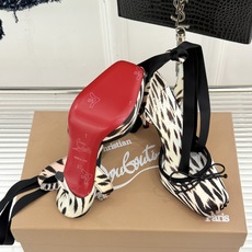 ChristinLouboutin/CL26WF新品 猪鼻子蝴蝶结高跟凉鞋 在时尚的舞台上CL始终是璀璨的明星 而这款猪 ChristinLouboutin/CL26WF新品 猪鼻子蝴蝶结高跟凉鞋 在时尚的舞台上CL始终是璀璨的明星 而这款猪